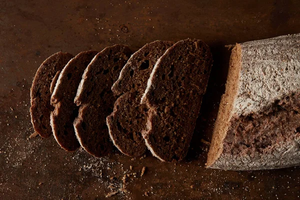 Erhöhte Ansicht von gezüchteten und Brotscheiben auf rustikaler Metalltischplatte — Stockfoto