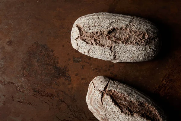 Erhöhter Blick auf Brot auf rostbrauner Metallplatte — Stockfoto