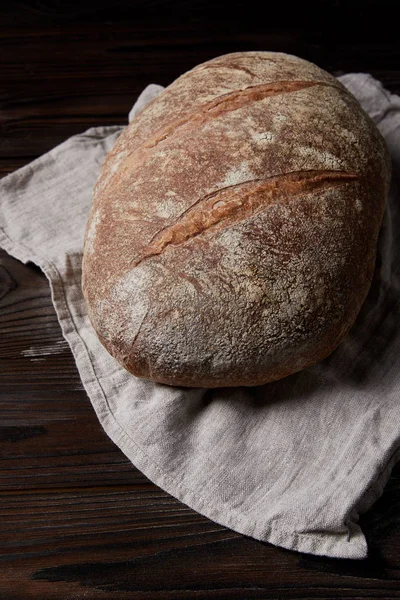 Gros plan du pain et du sac sur une table en bois rustique — Photo de stock