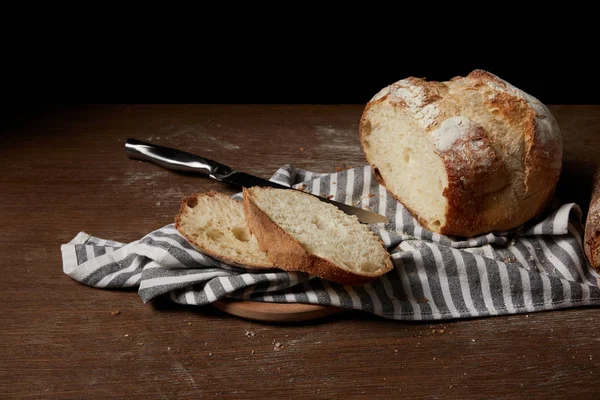 Plan rapproché de pain, sac, couteau et planche à découper sur la table — Photo de stock