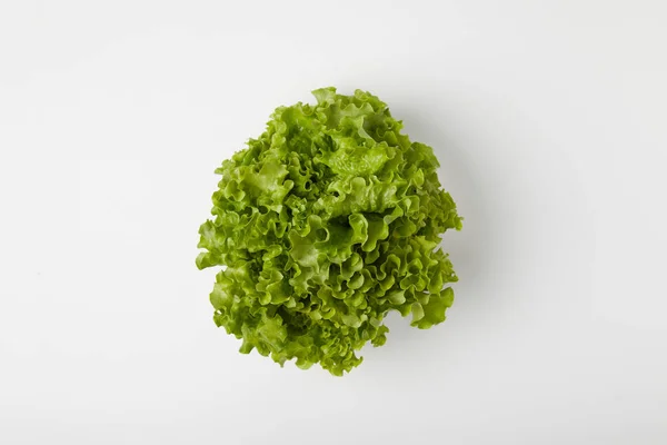 Blick von oben auf Salatbüschel auf weißer Oberfläche — Stockfoto