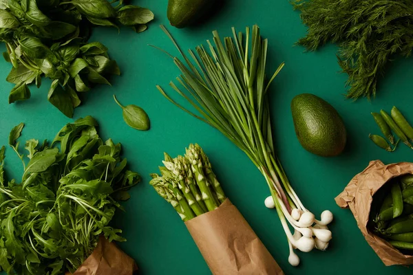 Draufsicht auf verschiedene reife Gemüsesorten auf grüner Oberfläche — Stockfoto