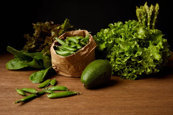 Primer plano de verduras verdes frescas en la superficie de madera - foto de stock