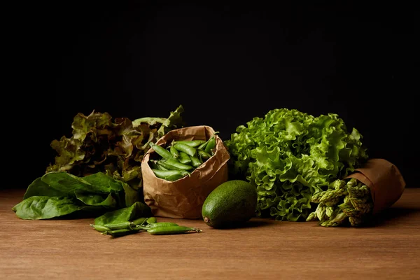 Close-up tiro de vegetais verdes maduros na superfície de madeira — Fotografia de Stock