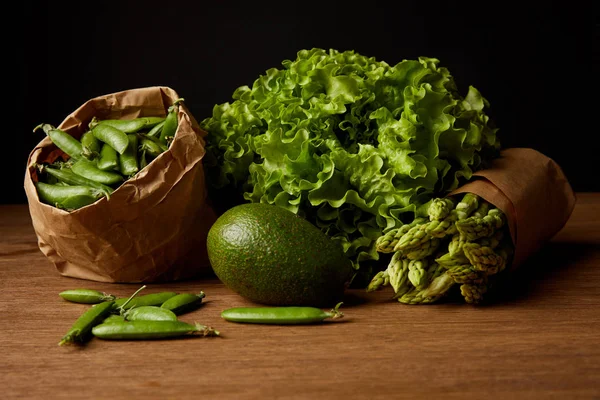 Primer plano de verduras verdes saludables en la superficie de madera - foto de stock