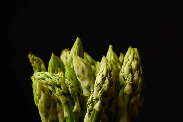 Close-up shot of ripe asparagus bunch isolated on black — Stock Photo