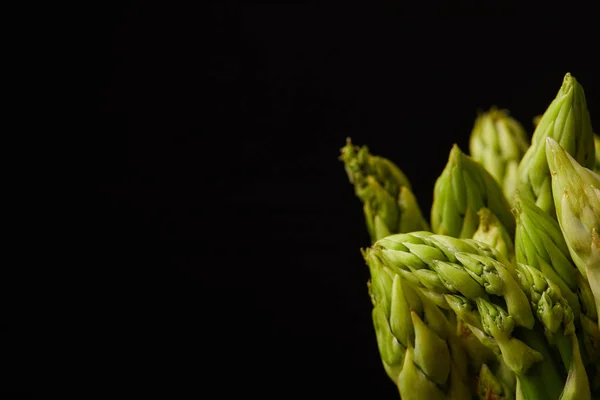 Gros plan de bouquet d'asperges fraîches isolé sur noir — Photo de stock