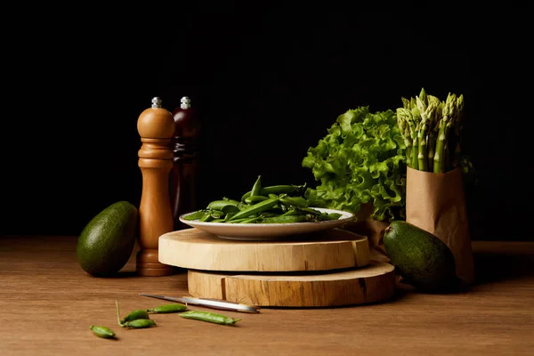 Rangée légumes verts sur la surface en bois — Photo de stock