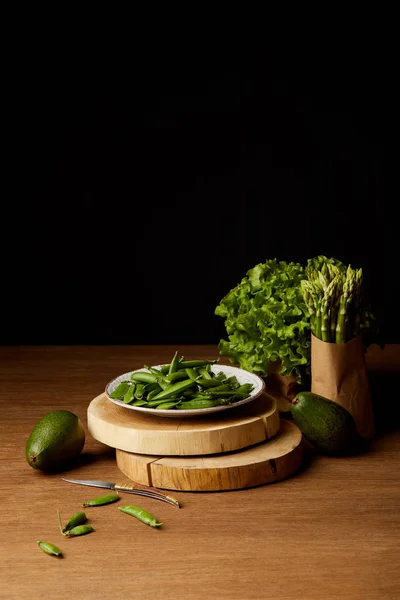 Verduras verdes maduras en la mesa de madera - foto de stock