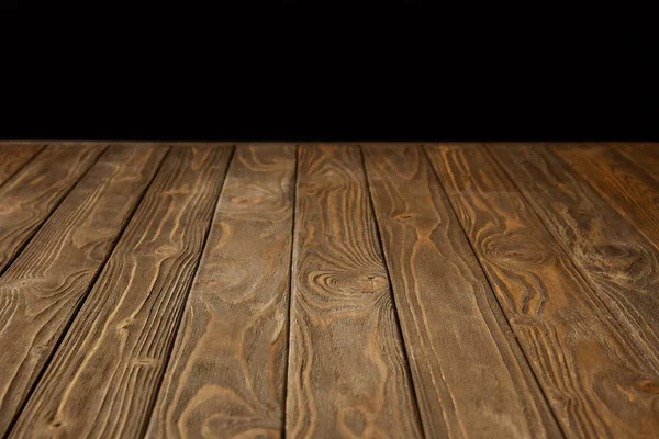 Mesa de madera vacía aislada en negro - foto de stock