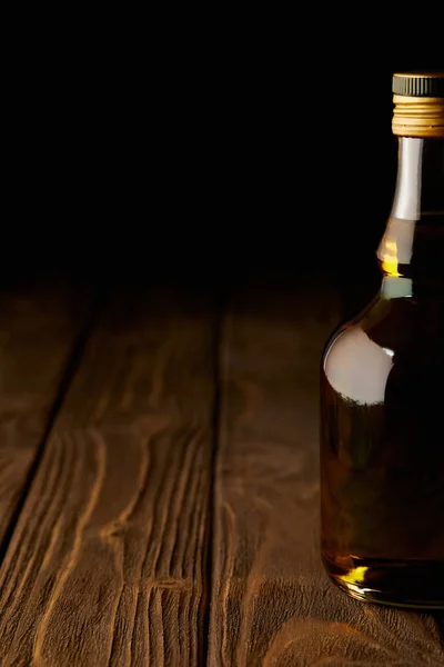 Azeite de oliva em garrafa sobre tampo de madeira — Fotografia de Stock
