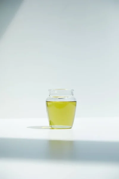 Primo piano di vaso di olio d'oliva aromatico su fondo bianco — Foto stock