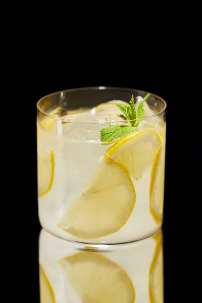 Primer plano de vaso de deliciosa limonada aislada en negro - foto de stock