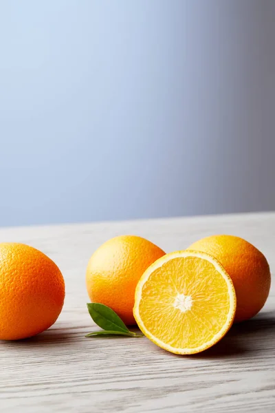 Close-up shot of bunch of fresh oranges on wooden surface — Stock Photo