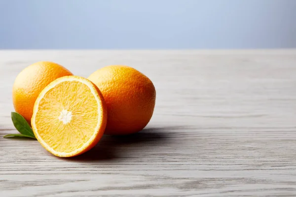 Close-up shot of bunch of ripe oranges on wooden surface — Stock Photo