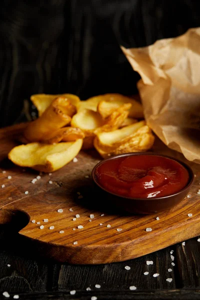 Conjunto de junk food com batatas e molho em tábua de madeira — Fotografia de Stock