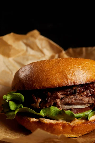 Allettante hamburger caldo servito su carta artigianale — Foto stock