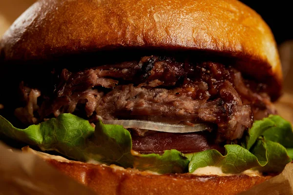 Vista de cerca de sabrosa hamburguesa recién cocinada tentadora - foto de stock