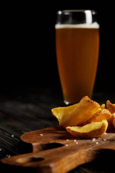 Набір нездорової їжі з картоплею фрі та холодним пивом у склянці — стокове фото