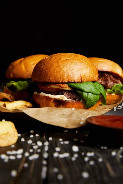 Vista de cerca de hamburguesas con sal en mesa de madera - foto de stock