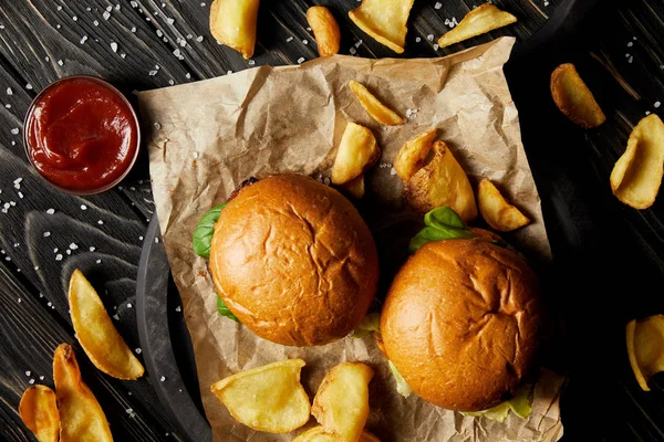 Vista superior de tentador restaurante de comida rápida con hamburguesas y patatas - foto de stock