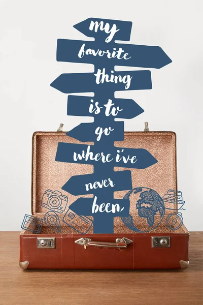 Open vintage suitcase with arrows and lettering - My favorite thing is to go where I have never been — Stock Photo