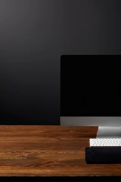 Vista de cerca del lugar de trabajo de diseño con pantalla de computadora en blanco y tableta gráfica en la mesa de madera - foto de stock