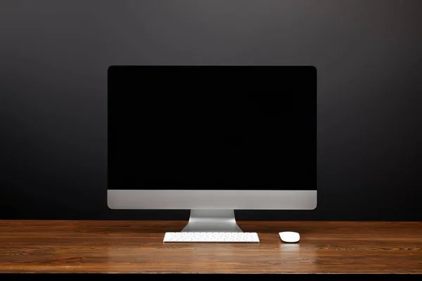 Закрытый вид на дизайнерское рабочее место с плоским экраном компьютера и компьютерной мышью на деревянной столешнице — стоковое фото