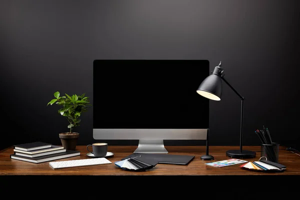 Vista ravvicinata del luogo di lavoro grafico con tablet grafico, schermo del computer vuoto, quaderni e pallet su tavolo in legno — Foto stock