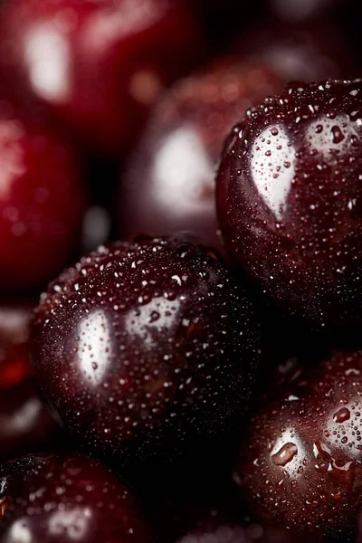 Primer plano de cerezas frescas maduras cubiertas con gotas de agua - foto de stock