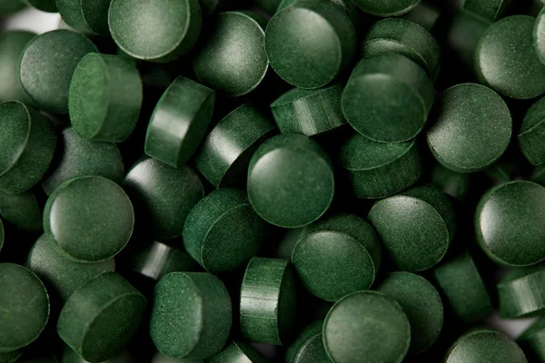 Image plein cadre de pile de spiruline pilules fond — Photo de stock