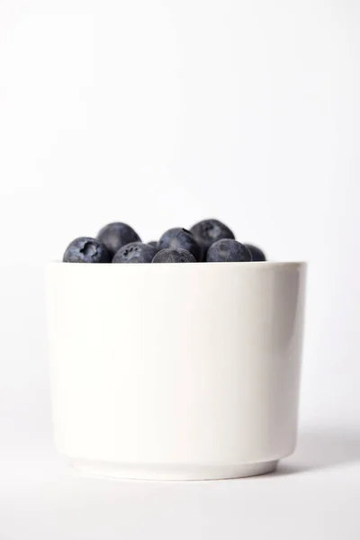 Vue rapprochée du bol avec des bleuets sur fond gris — Photo de stock