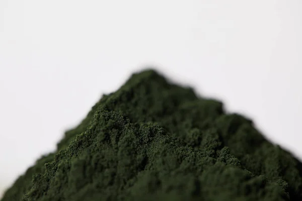 Selektiver Fokus von Spirulina-Algenpulver isoliert auf grauem Hintergrund — Stockfoto