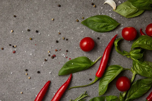 Vista superior de saborosos tomates, alho e pimentão em mesa cinza — Fotografia de Stock
