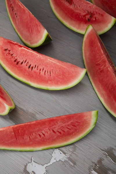 Composizione alimentare con fette di anguria fresca su superficie di legno grigio — Foto stock