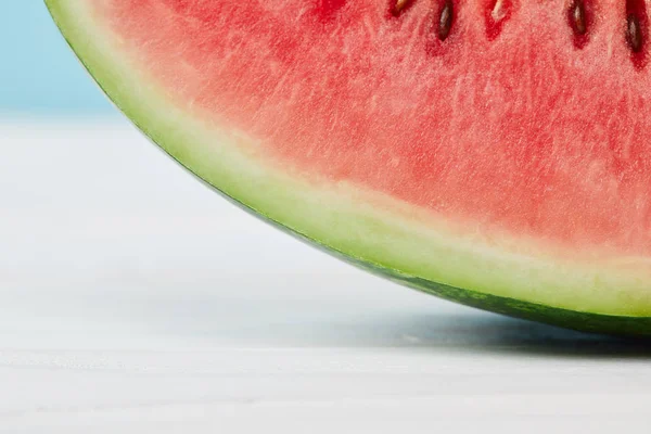 Vue rapprochée de tranche de pastèque fraîche sur la surface blanche — Photo de stock