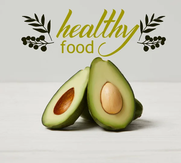 Органічний зелений авокадо, концепція чистого харчування, напис здорової їжі — стокове фото