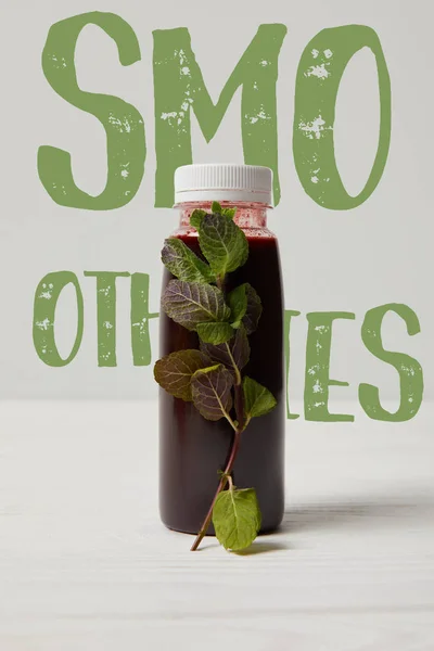 Bouteille de smoothie de désintoxication à la menthe sur surface en bois blanc, inscription smoothies — Photo de stock