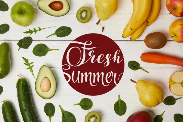 Вид сверху на фрукты и овощи на деревянном фоне с копировальным пространством, свежая летняя надпись — стоковое фото