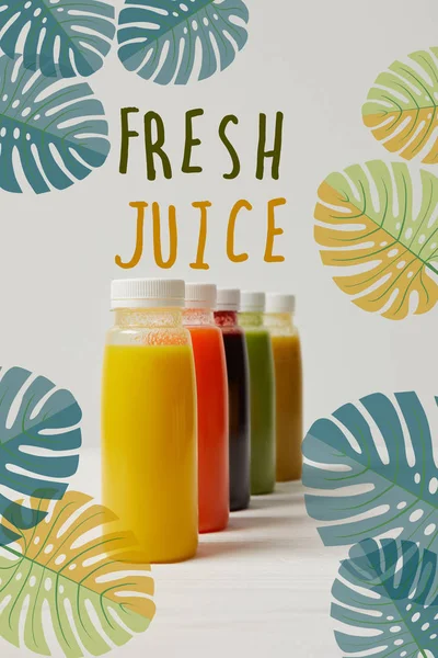 Smoothies de désintoxication bio en bouteilles debout en rangée, inscription de jus frais — Photo de stock