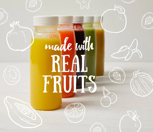 Smoothies de désintoxication bio en bouteilles debout en rangée, faits avec de vrais fruits inscription — Photo de stock