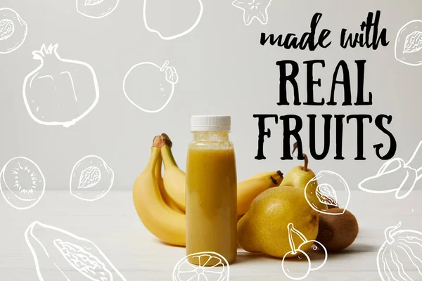 Smoothie de désintoxication jaune en bouteilles avec bananes, poires et kiwis sur fond blanc, fait avec de vrais fruits inscription — Photo de stock