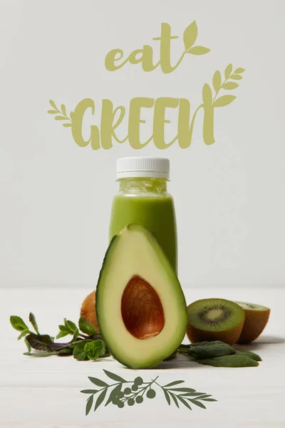 Grüner Detox-Smoothie mit Avocado, Kiwi und Minze auf weißer Holzoberfläche, grüne Aufschrift essen — Stockfoto