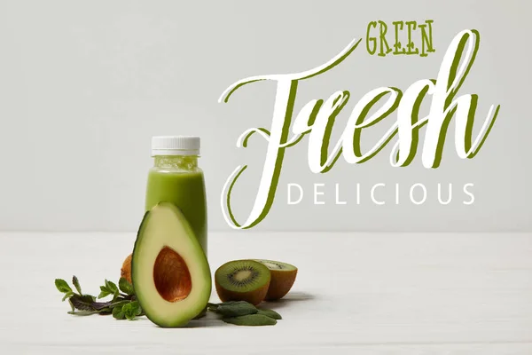 Smoothie mit grüner Avocado, Kiwi und Minze auf weißer Holzoberfläche, grüne, frische, köstliche Inschrift — Stockfoto