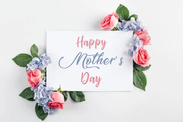 Floral composition with roses, hydrangea flowers and blank card, isolated on white, happy mothers day inscription — Stock Photo