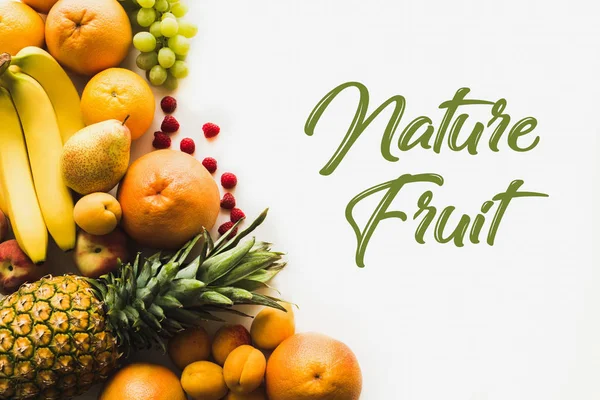 Vista dall'alto di diversi frutti freschi, isolati su bianco, iscrizione di frutta naturale — Foto stock