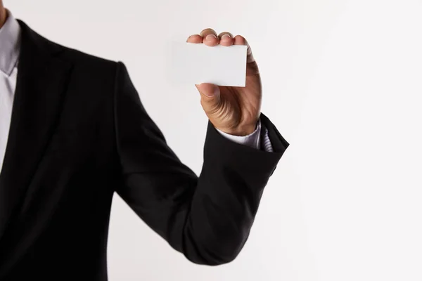 Imagen recortada de empresario sosteniendo tarjeta de visita en blanco aislado sobre fondo blanco — Stock Photo