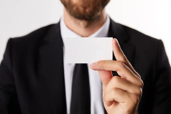 Teilansicht des Geschäftsmannes zeigt leere Visitenkarte isoliert auf weißem Hintergrund — Stockfoto