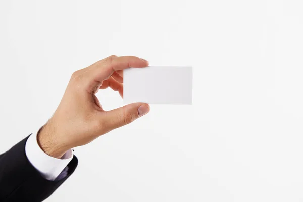 Imagen recortada del hombre de negocios que presenta la tarjeta de visita en blanco aislado sobre fondo blanco - foto de stock