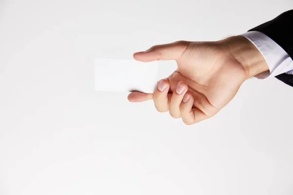 Imagem cortada de empresário mostrando cartão de visita em branco isolado no fundo branco — Fotografia de Stock